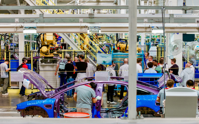 Die Luxeed-Fertigung ist taghell und auf dem neuesten technischen Stand. Autonome Transporter spielen europäische Klaviermusik, um auf sich aufmerksam zu machen. (Bild: Chery)